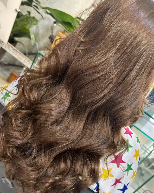O mesmo cabelo em castanho uniforme e brilhante, da raiz à ponta, depois do atendimento na Cássia Lecink