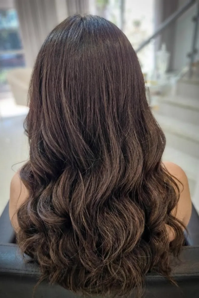Cabelo castanho com brilho após tratamento capilar em Londrina
