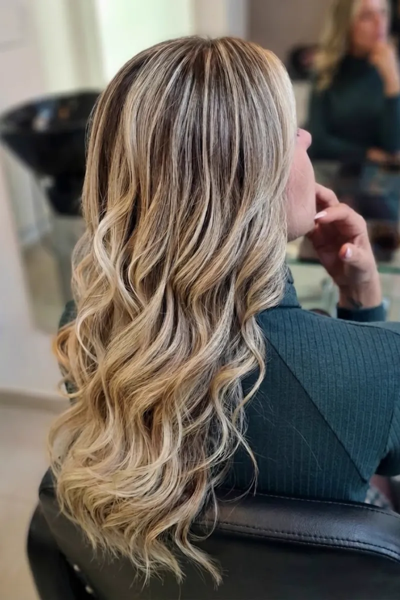 Mechas loiras feitas pela cabeleireira Cassia Lecink em Londrina