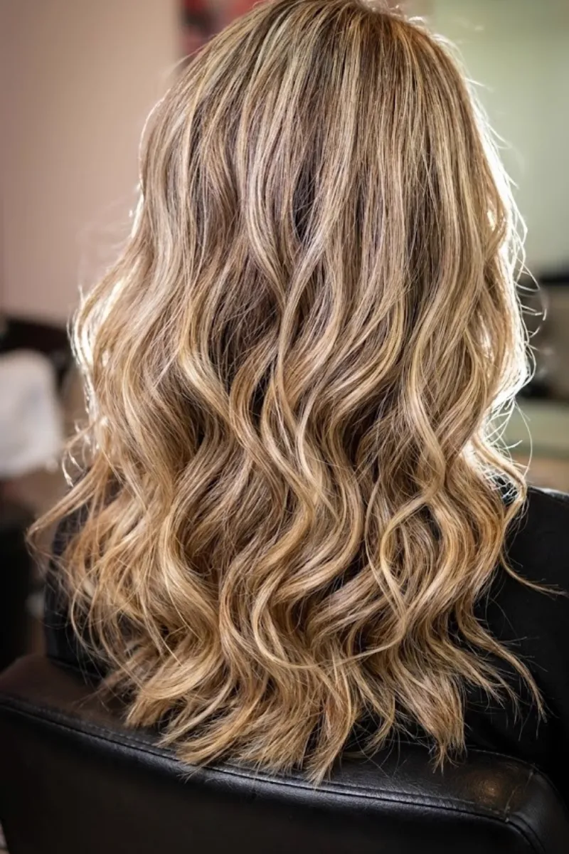 Loiro iluminado com ondas, trabalho de mechas em Londrina